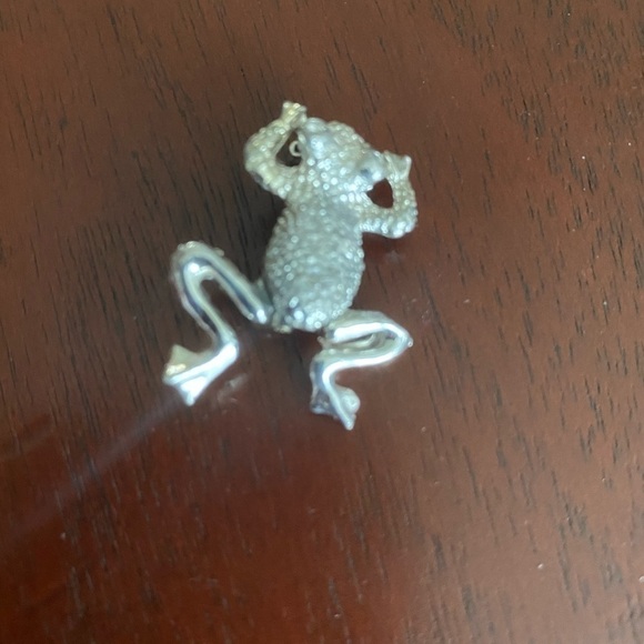 Vintage Silvertone frog brooch with rhinestone eyes - Picture 2 of 4
